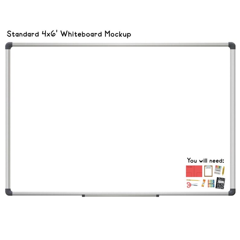 Pu&ograve; includere: Un mockup di lavagna bianca standard di 122 x 183 cm con cornice argentata e angoli arrotondati. La lavagna &egrave; vuota, con il testo "Standard 4x6' Whiteboard Mockup" in alto e "You will need:" con materiale scolastico in basso a destra.