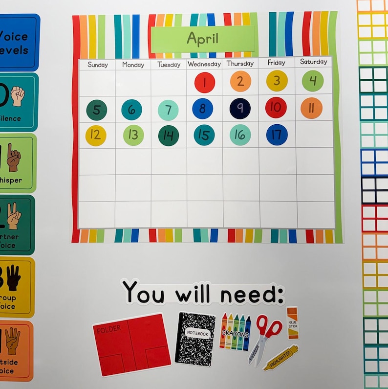 Pu&ograve; includere: Un colorato calendario di aprile con cerchi numerati per ogni giorno. Il calendario &egrave; circondato da un bordo a strisce e include il testo "You will need:" con una cartella, un quaderno, pastelli, forbici, un evidenziatore e una colla stick.