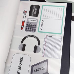 Pu&ograve; includere: Una collezione di adesivi a tema scolastico, tra cui una penna rossa e bianca, una calcolatrice, una gomma per lavagna e un paio di cuffie grigie. Altri adesivi includono un quaderno, carta a righe e un laptop.