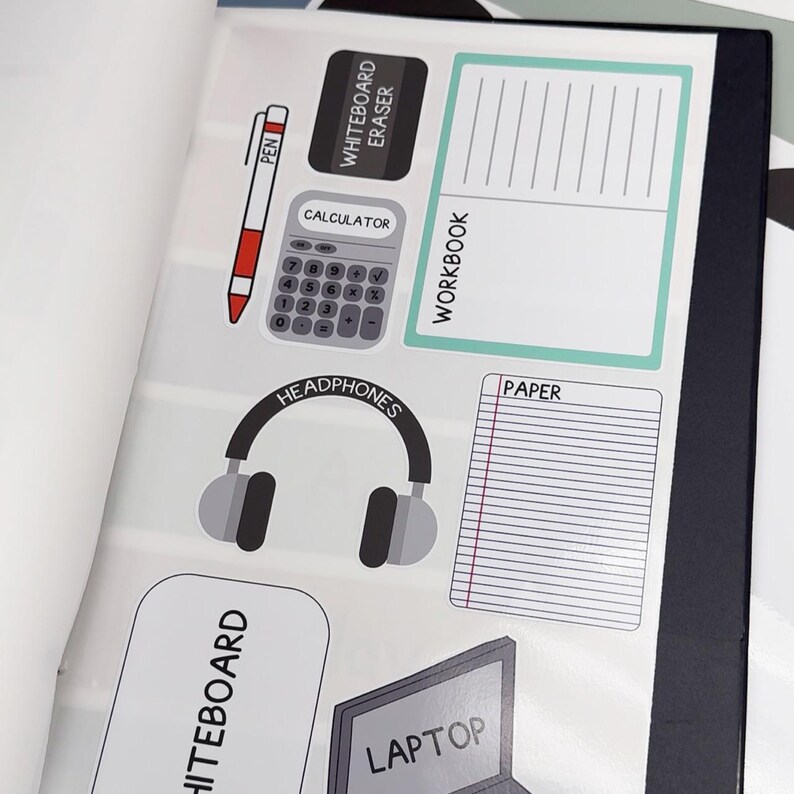 Pu&ograve; includere: Una collezione di adesivi a tema scolastico, tra cui una penna rossa e bianca, una calcolatrice, una gomma per lavagna e un paio di cuffie grigie. Altri adesivi includono un quaderno, carta a righe e un laptop.
