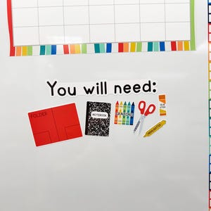 Pu&ograve; includere: Lavagna bianca con la scritta "You will need:" e materiale scolastico colorato. Include una cartella rossa, un quaderno, pastelli, forbici, una colla stick e un evidenziatore. Un bordo colorato &egrave; in alto.