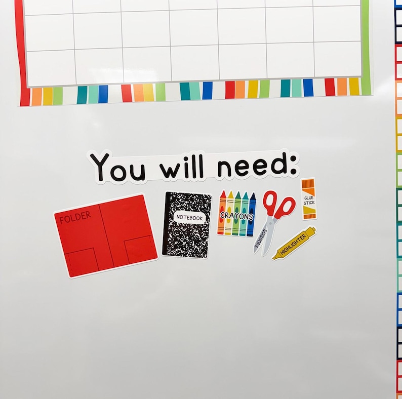 Pu&ograve; includere: Lavagna bianca con la scritta "You will need:" e materiale scolastico colorato. Include una cartella rossa, un quaderno, pastelli, forbici, una colla stick e un evidenziatore. Un bordo colorato &egrave; in alto.