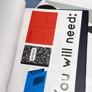 Pu&ograve; includere: Una pagina di quaderno con adesivi per materiale scolastico. Gli adesivi includono una cartella rossa, un quaderno in bianco e nero e un raccoglitore blu. Il testo "you will need:" &egrave; stampato sulla pagina.