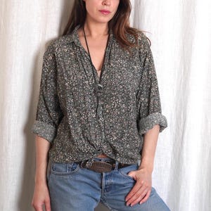 Lenore Green Floral Blouse / 90s Woman Long Sleeve Loose Fit Button Up Blouse / Large Blouse / Bohemian boho Floral Shirt Large