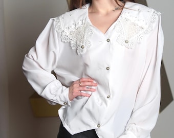 Blusa blanca vintage de los 90: cuello de encaje victoriano y botones de perla