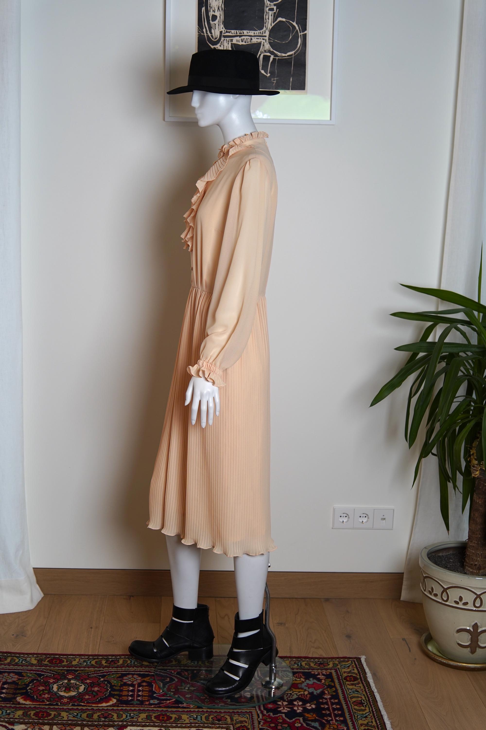 Vintage Beige Sporting Dress / Beige Pleated Button up Dress