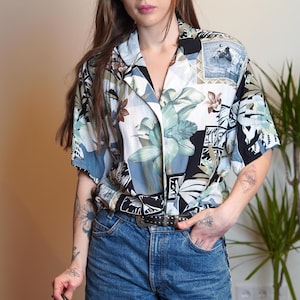 Vintage 90er Jahre Dschungel Print Oversized Shirt/ Blaues tropisches Art Print Knopf-Up Bluse/ Kurzarm Sommertop mit Kragen/ Botanisches Urlaubs Shirt