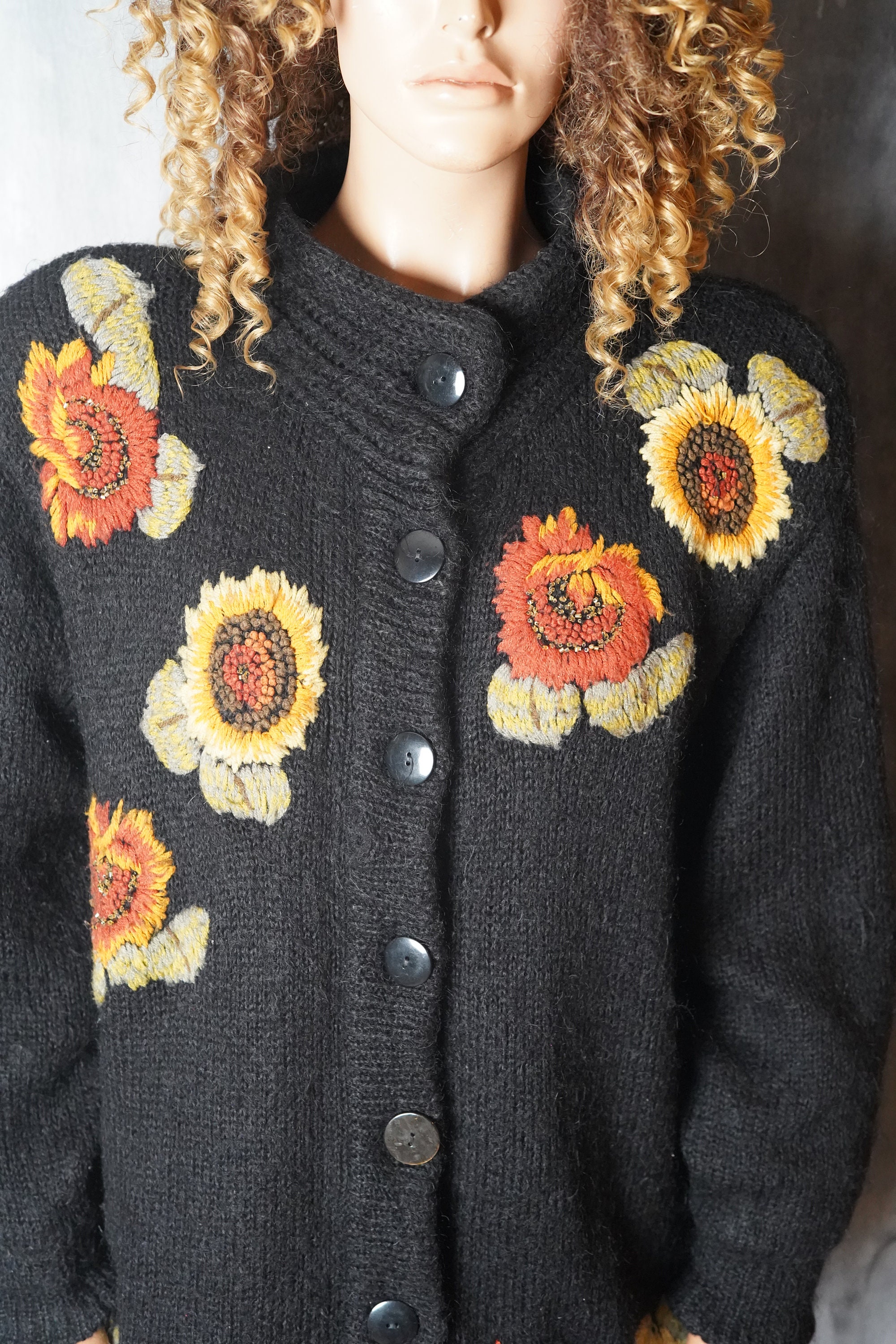 80s Ecuador Flower Knit cardigan 花 ビンテージ Vintage 80s Mohair Cardigan: Black Floral Embroidered Winter