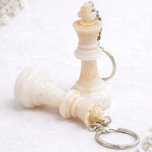 Sleutelhangers koning en koningin epoxyhars, stijlvolle paaraccessoires voor tassen en sleutels, perfect romantisch cadeau