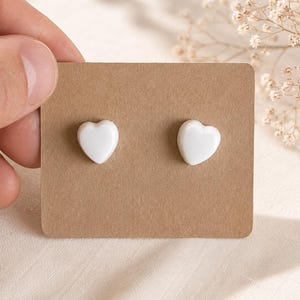 Weiße Herzohrstecker, minimalistische weiße Ohrringe, niedliche Herzohrstecker, kleine Ohrstecker für jeden Tag Bild 7