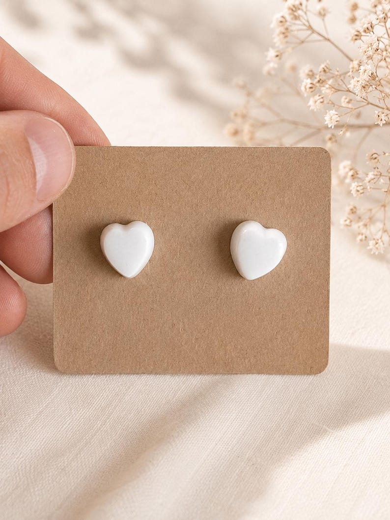 Weiße Herzohrstecker, minimalistische weiße Ohrringe, niedliche Herzohrstecker, kleine Ohrstecker für jeden Tag Bild 7