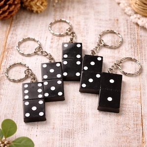 Portachiavi Domino in resina epossidica nera, elegante accessorio artigianale per chiavi, regalo unico per gli amanti dei giochi.