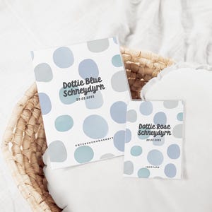 Personalisierte U-Heft & Impfpass Hülle DOTTIE BLUE – minimalistisches Design mit blauen Punkten – Geschenk zur Geburt für Jungen, U Heft