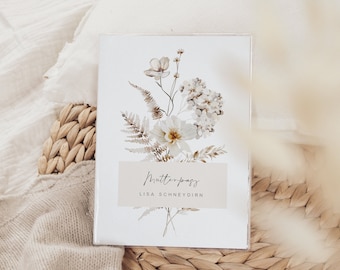 Puede incluir: Una tarjeta blanca con una ilustración de acuarela de un ramo de flores blancas y helechos marrones. La tarjeta tiene el texto "Mutterpass" y "LISA SCHNEYDERN" impreso en ella.