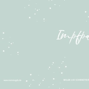 Puede incluir: Un fondo azul claro con puntos blancos y la palabra "Impfpass" escrita en cursiva blanca. Los textos "www.moinmagda.de" y "MILAN LIO SCHNEYDIRN" tambi&eacute;n est&aacute;n en blanco en la parte inferior de la imagen.