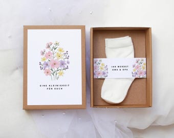 Announce pregnancy: DEMI gift box with neutral baby socks – personalizable, handmade & for family and friends