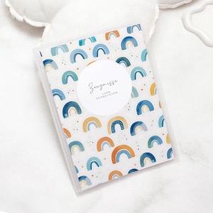 Personalisierte Zeugnismappe LUAN mit blauem Regenbogen | Geschenk Einschulung Junge | Mappe für Urkunden & Zeugnisse mit 20 Klarsichtfolien