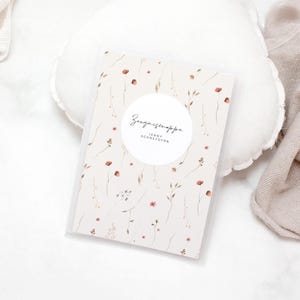 Personalisierte Zeugnismappe JENNY mit zarten Blüten in Beige – Geschenk zur Einschulung – 20 Folien – Aufbewahrung für Zeugnisse & Urkunden