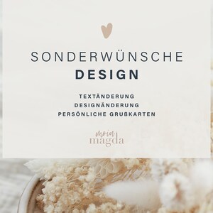 Könnte beinhalten: Eine weiße Karte mit dem Text "Sonderwünsche Design" in Schwarz. Unter dem Text stehen die Wörter "Textänderung", "Designänderung" und "Persönliche Grußkarten" in Schwarz. Die Karte liegt auf einem weißen Hintergrund mit getrockneten Blumen.