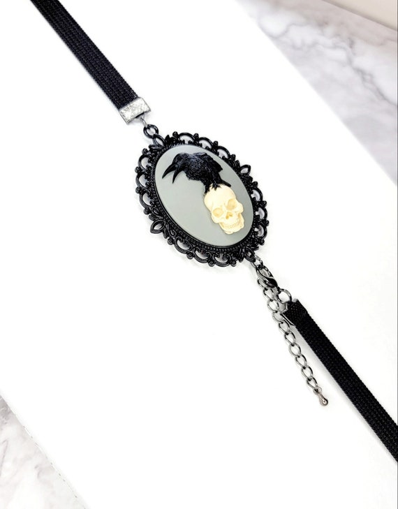 Elastic bookmark,adjustable,black and ivory raven cameo,black and gray.