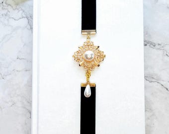 Elastic bookmark, adjustable, faux jewelry, thick soft elastic, black and gold.