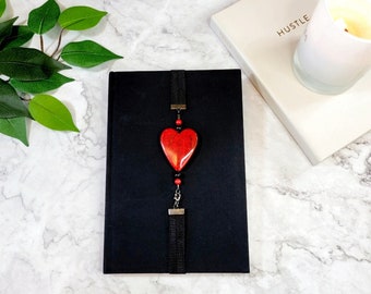 Elastic bookmark, adjustable, black and red.