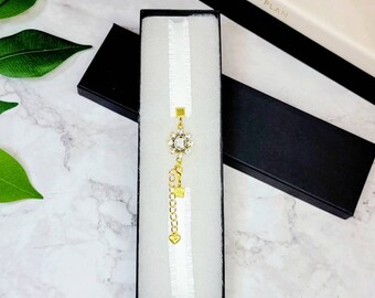 Elastic bookmark, ajustable, white and gold.