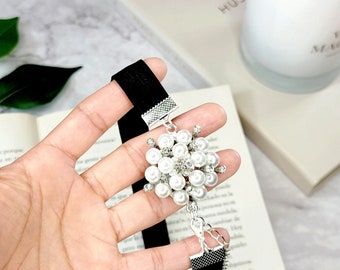Elastic bookmark, adjustable, black and silver.