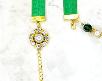 Elastic bookmark, adjustable, green and gold.