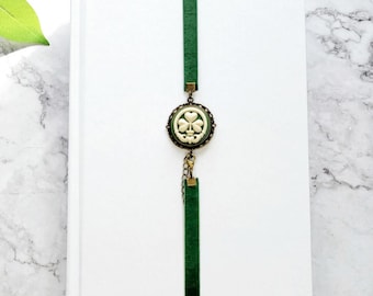 Elastic bookmark, adjustable, velvet elastic, claddagh,shamrock cameo, green and bronze.
