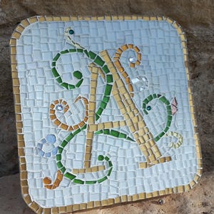 Inicial em mosaico contemporâneo fabricado na Itália
