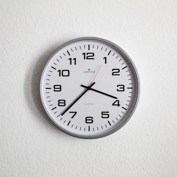 Junghans Design Wanduhr klassisch & minimalistisch // Junghans design wall clock classic minimalist