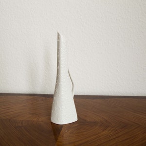 Discreet vase modern design porcelain by Hutschenreuther Selb 10.23 in // Discreet vase modern design porcelain Hutschenreuther Selb 26 cm