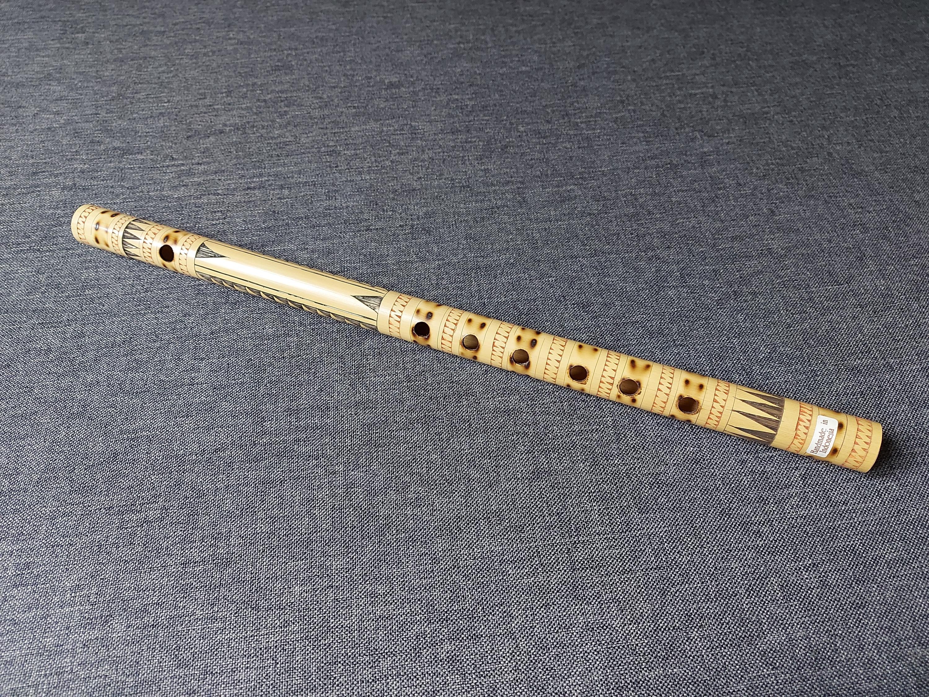 美しく装飾されたスリンフルート、インドネシア製、竹製、長さ 40.5 cm