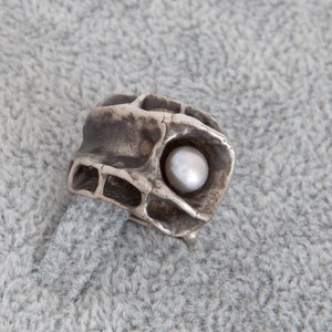 Designer ring, Oly Design, wrought iron, brutalist, manufactory, pearl, silver, size 55mm_Fra 55 1/4_Ger 17 1/4_Ita 14.5_US 7_UK O_#5_13