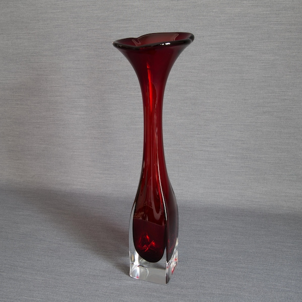 Aesthetic designer vase by ASEDA Sweden_Glaskunst_Dekorvase_Solifleur_Branch vase_Scandinavian vintage design_red_31.5 cm_12.4 in