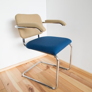 High Class Designer Chair Cesca B 64 Design by Marcel Breuer for Knoll Studio Bauhaus Anniversary Cantilever Chair Bicolor Light