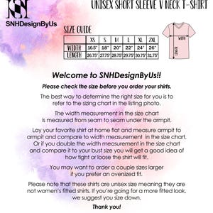 Op de afbeelding: Een maattabel voor unisex T-shirts met korte mouwen en V-hals, met afmetingen in cm. De tabel bevat maten XS tot 2XL, met details over breedte en lengte. De tekst adviseert om de maat te controleren voordat u bestelt.