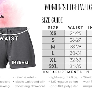 Op de afbeelding: Donkergrijze lichtgewicht shorts met een tailleband met trekkoord en jersey gevoerde zakken. De afbeelding bevat een maattabel met taille- en binnenbeenlengtematen in inches, vari&euml;rend van XS tot 2XL. De shorts zijn gemaakt van 52% ringspun katoen en 48% polyester.