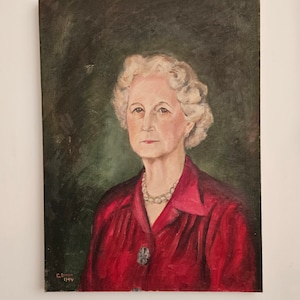 Beautiful 1940&#39;s Silver Hair Lady in Large Pearl Necklace