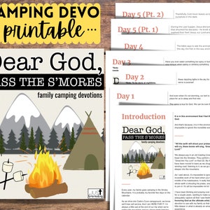 Puede incluir: Un devocionario de camping imprimible titulado "Dear God, Pass the S'Mores". El diseño presenta una fogata, malvaviscos, una tienda de campaña e ilustraciones de montañas. El texto incluye "family camping devotions".