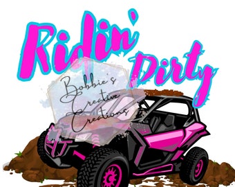 Peut inclure: Véhicule tout-terrain rose et noir roulant dans la boue avec les mots "Ridin' Dirty" en lettres roses et bleues. L'image comprend également un filigrane avec le texte "Bobbie's Creative Creations".