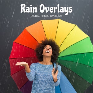 Op de afbeelding: Een vrouw staat onder een kleurrijke regenboogparaplu in de regen. De paraplu is open en de vrouw glimlacht en kijkt naar de lucht. De tekst "Rain Overlays" en "Digital Photo Overlays" is zichtbaar bovenaan de afbeelding.