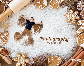 Puede incluir: Un niño hace un ángel de nieve en azúcar en polvo sobre una superficie de madera rodeada de galletas de jengibre, palitos de canela y un rodillo. El texto "Photography World" está impreso en la superficie.