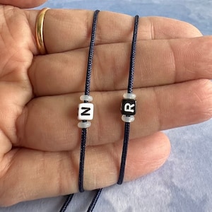 Juego de pulseras personalizadas para parejas: un regalo romántico y único.