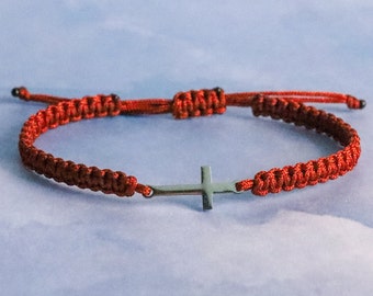 Pulsera tejida a mano con un crucifijo moderno, pulsera de fe sobre el miedo, regalos católicos para la familia, favores de confirmación