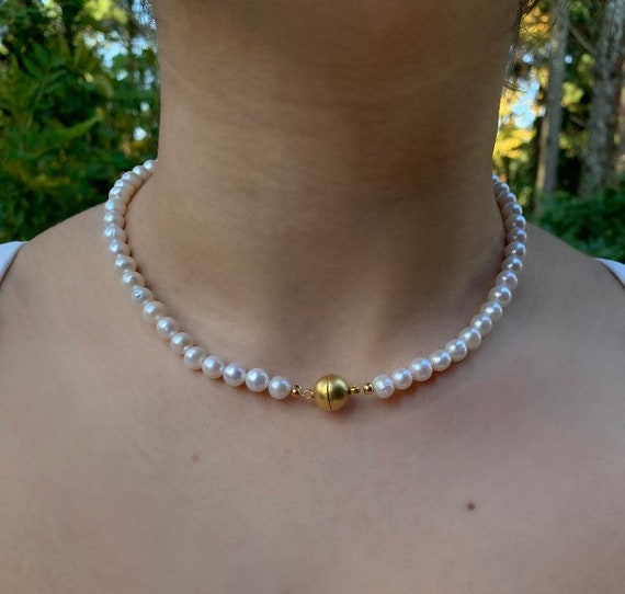 Magnetic pearl necklace deals