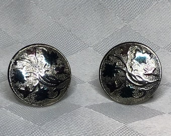 Boucles d’oreilles argentées avec fleurs roses et feuilles vertes à visses.