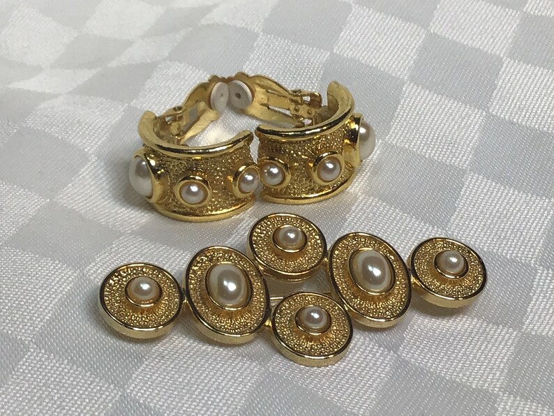 Splendid brooch and gold metal earrings with faux round and oval beads. De Richelieu