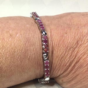 925 silver. Very beautiful rectangular panel tennis-style bracelet, adorned with rubies and pretty little 925 silver hearts. 7 1/2 inches.